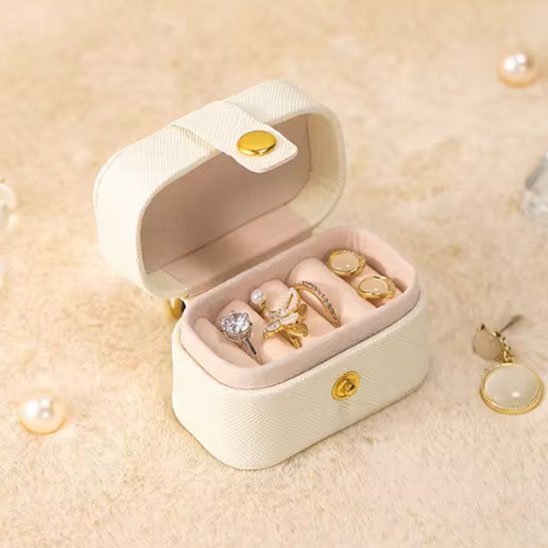 Boite à bijoux blanche ouverte