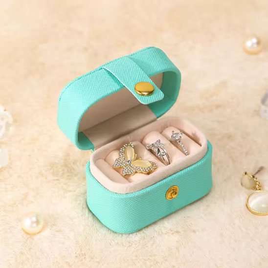 Boite à bijoux bleu démontrée