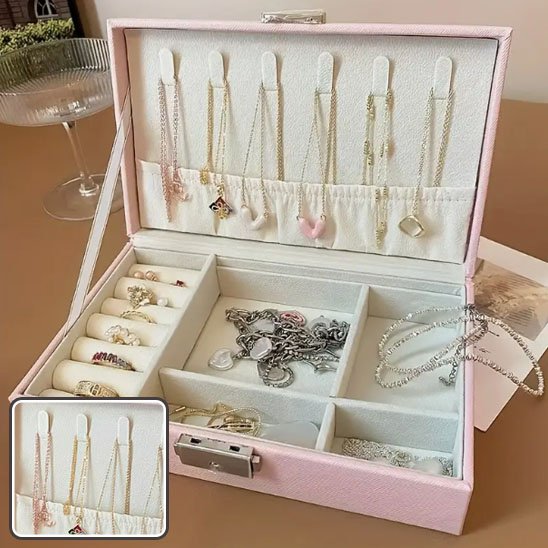 Boite à bijoux rose ouverte