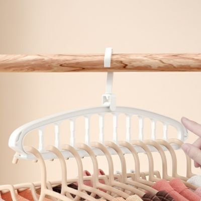 Cintre blanc vêtements suspendus