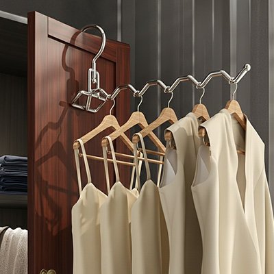 Cintre sur porte garde robe