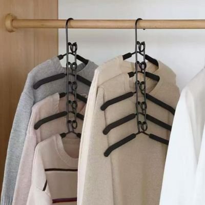 Cintres vêtements mixtes rangés