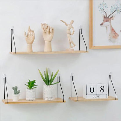 Etagere bois​ avec fleurs et figurines
