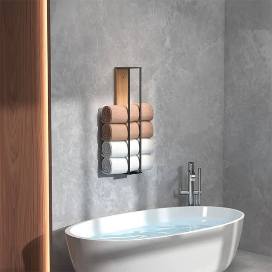 Porte serviette salle de bain mural pratique et décoratif devant baignoire 