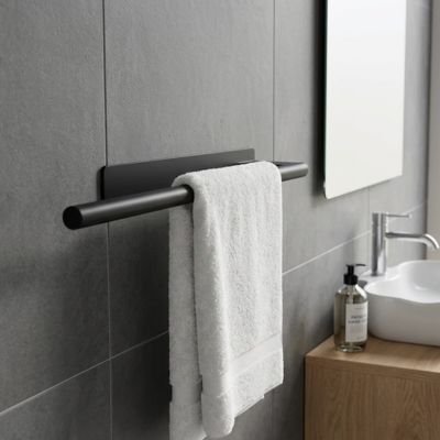 Porte serviette salle de bain noir serviette blanche